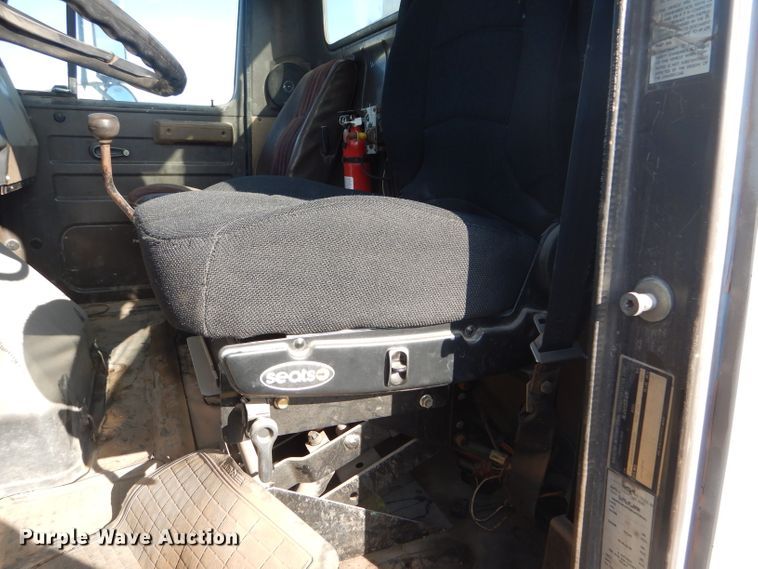 image for item FG9875 1991 International 7100 flatbed truck