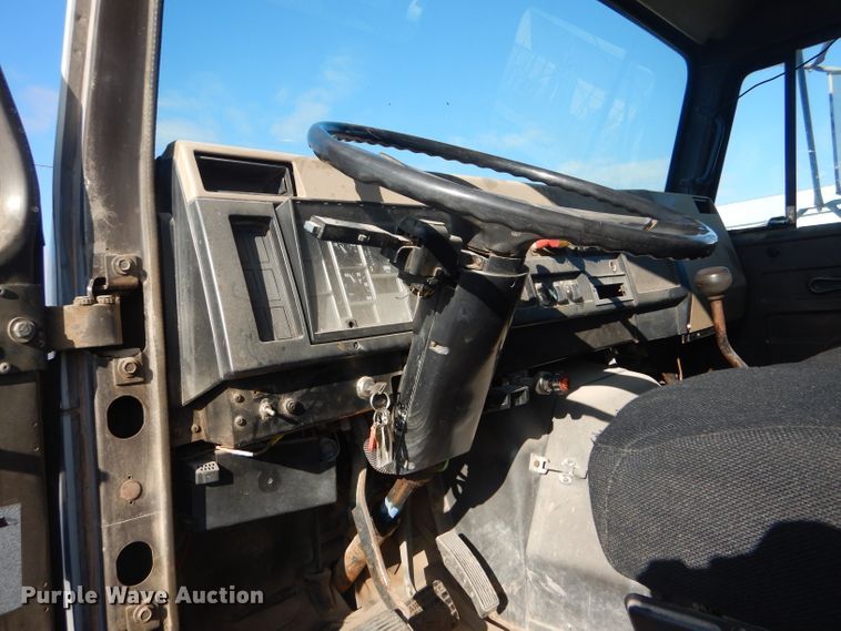 image for item FG9875 1991 International 7100 flatbed truck