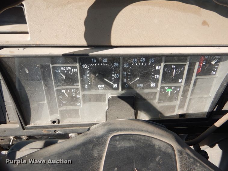 image for item FG9875 1991 International 7100 flatbed truck