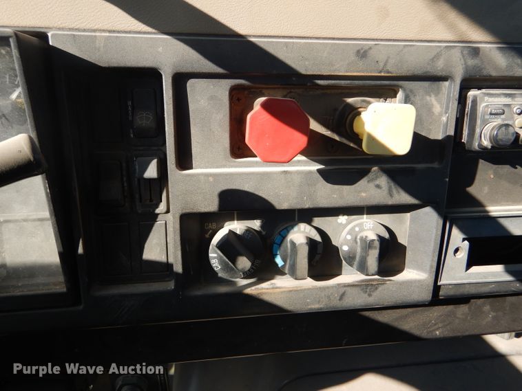 image for item FG9875 1991 International 7100 flatbed truck