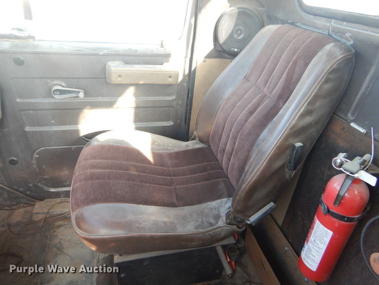 image for item FG9875 1991 International 7100 flatbed truck