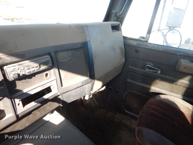 image for item FG9875 1991 International 7100 flatbed truck