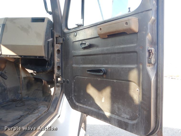 image for item FG9875 1991 International 7100 flatbed truck