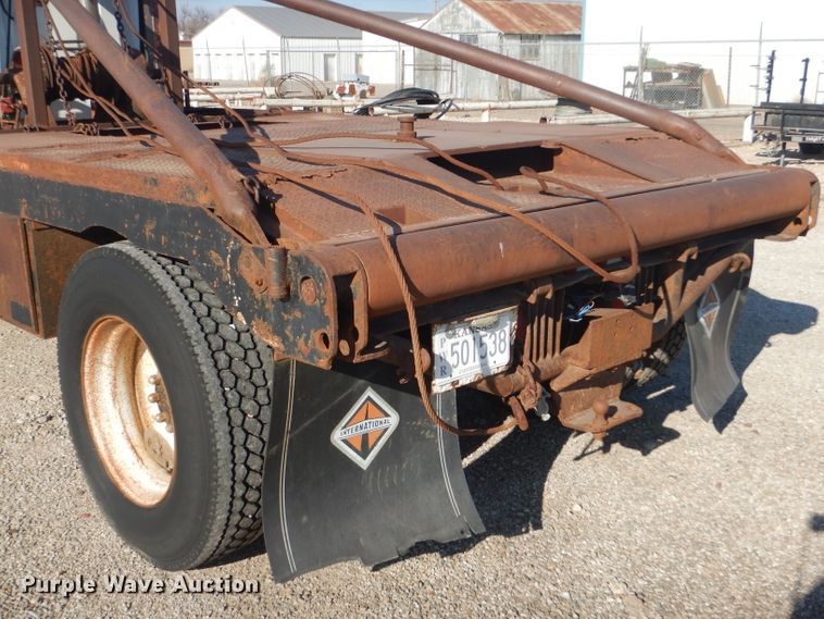 image for item FG9875 1991 International 7100 flatbed truck