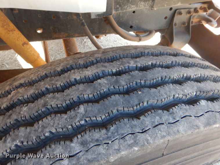 image for item FG9875 1991 International 7100 flatbed truck