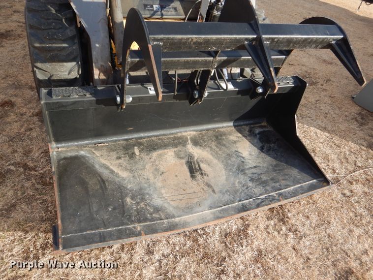 image for item FG9914 Tomahawk 66 skid steer grapple bucket