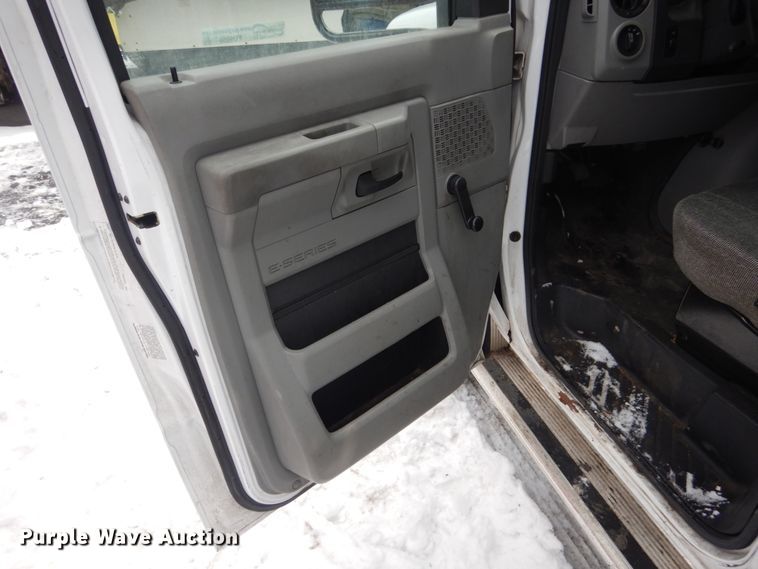 image for item FU9056 2014 Ford Econoline E450 shuttle bus