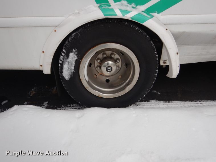 image for item FU9056 2014 Ford Econoline E450 shuttle bus