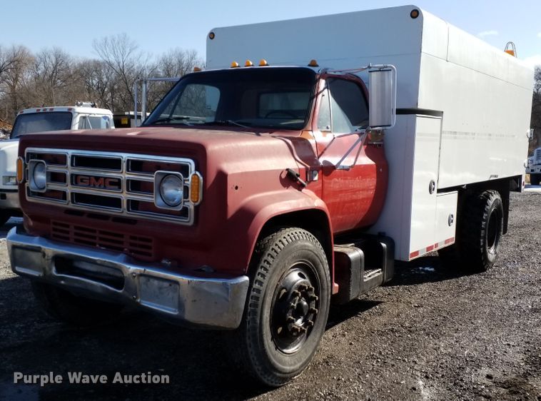 image for item GJ9173 1986 GMC 7000 chipper truck
