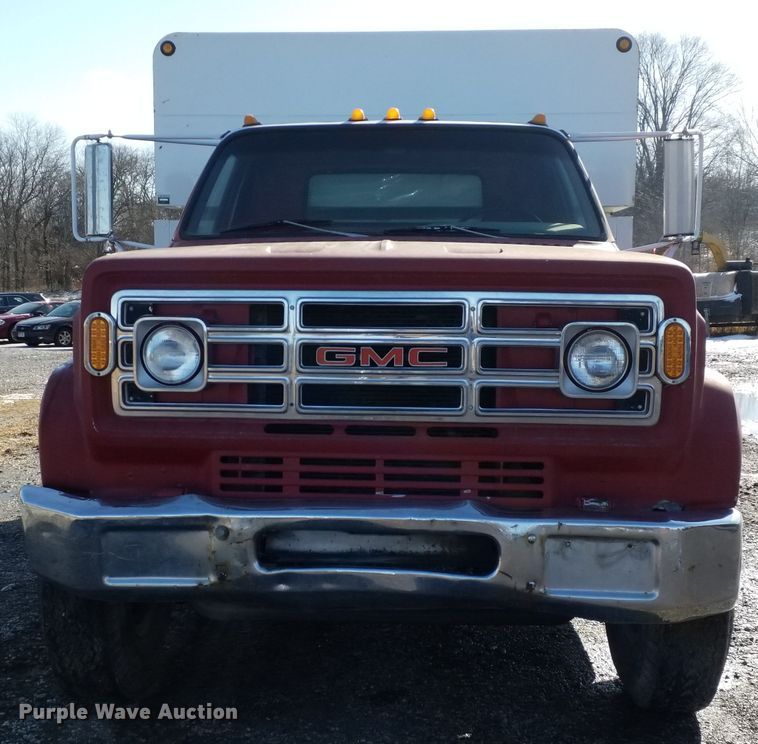image for item GJ9173 1986 GMC 7000 chipper truck