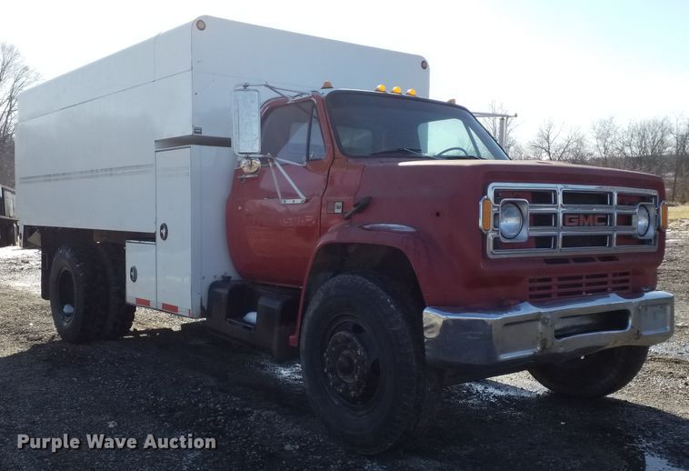 image for item GJ9173 1986 GMC 7000 chipper truck