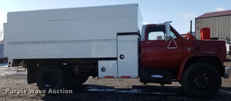 image for item GJ9173 1986 GMC 7000 chipper truck