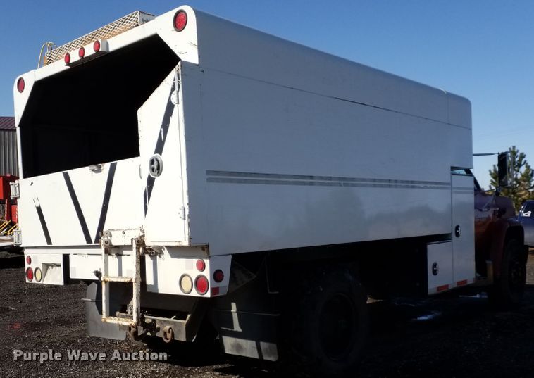 image for item GJ9173 1986 GMC 7000 chipper truck