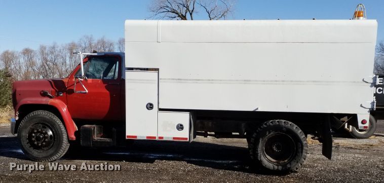 image for item GJ9173 1986 GMC 7000 chipper truck