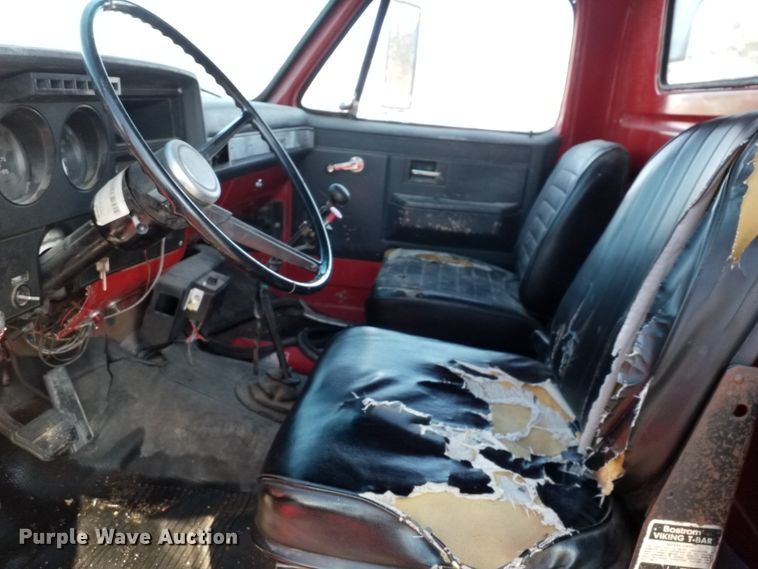 image for item GJ9173 1986 GMC 7000 chipper truck