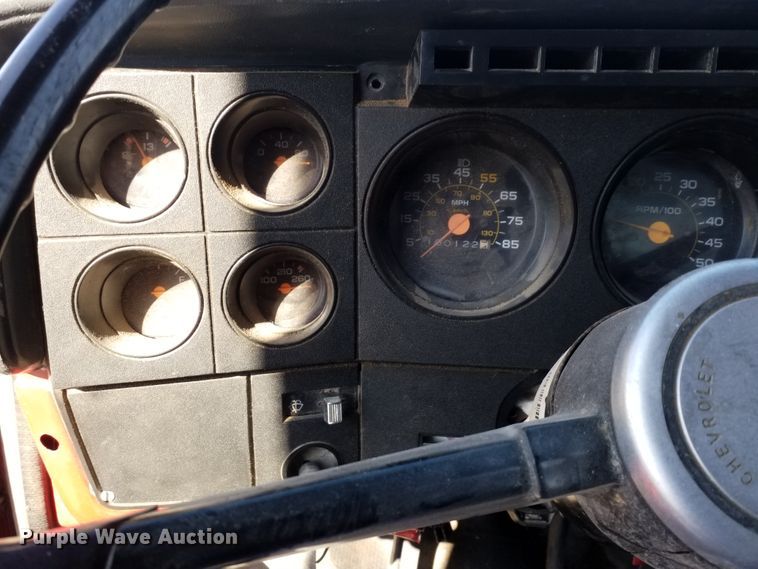 image for item GJ9173 1986 GMC 7000 chipper truck