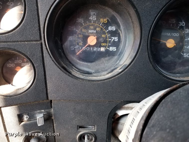 image for item GJ9173 1986 GMC 7000 chipper truck