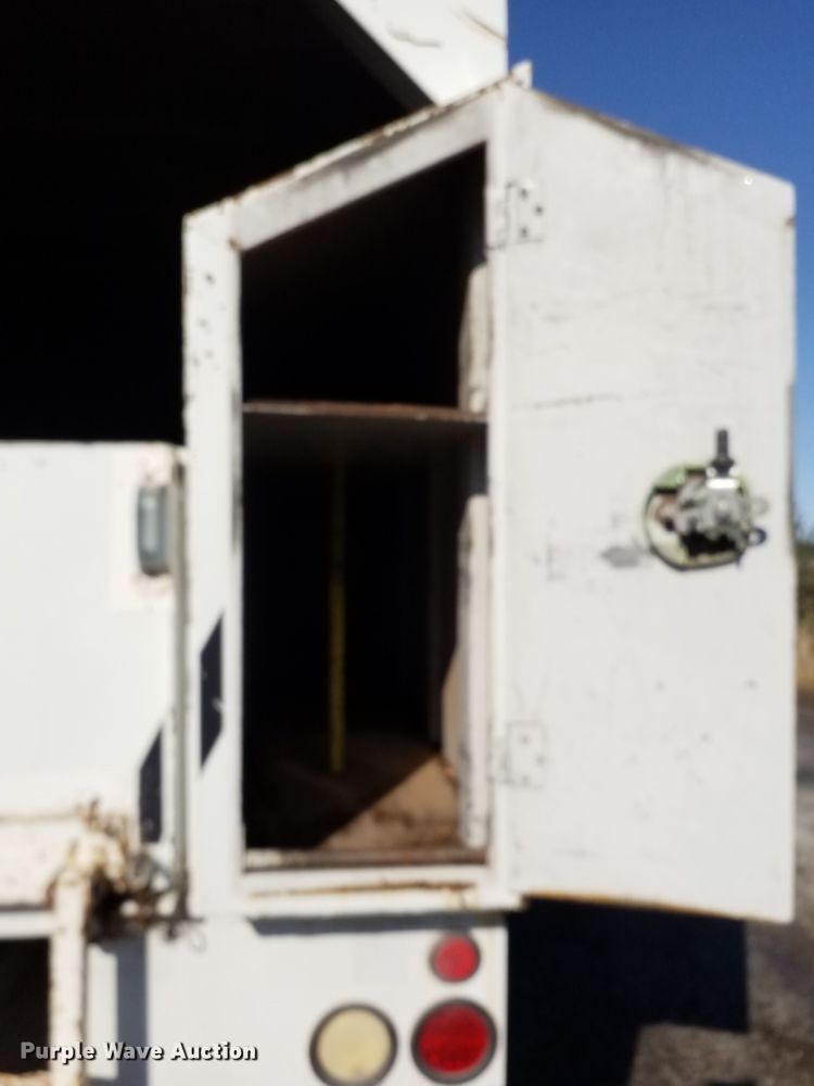 image for item GJ9173 1986 GMC 7000 chipper truck