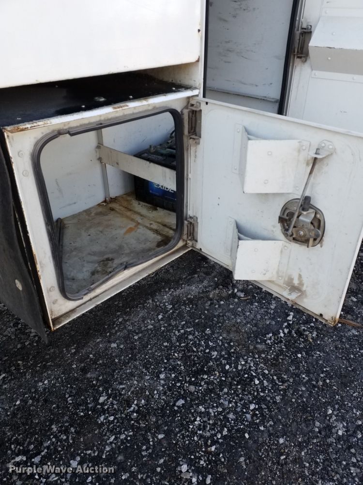 image for item GJ9173 1986 GMC 7000 chipper truck