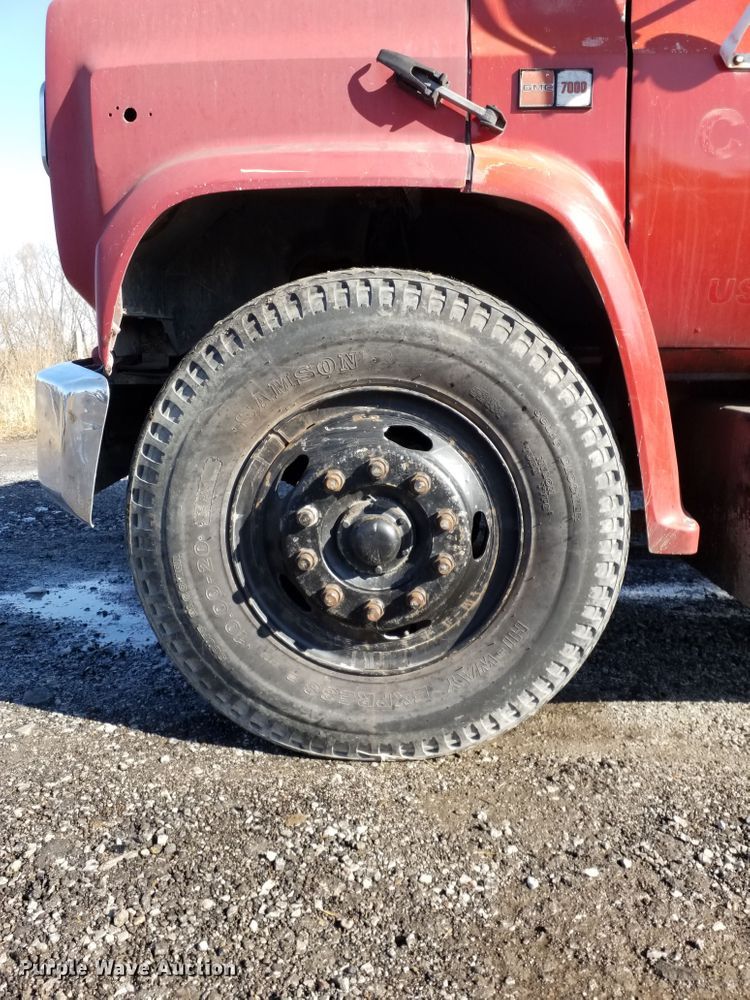 image for item GJ9173 1986 GMC 7000 chipper truck