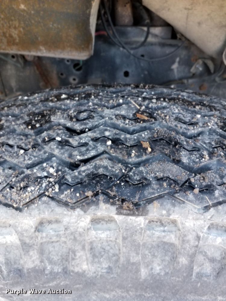 image for item GJ9173 1986 GMC 7000 chipper truck