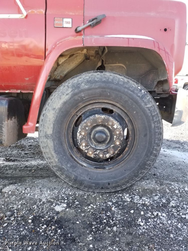 image for item GJ9173 1986 GMC 7000 chipper truck