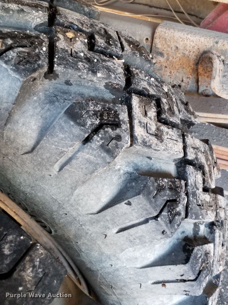 image for item GJ9173 1986 GMC 7000 chipper truck