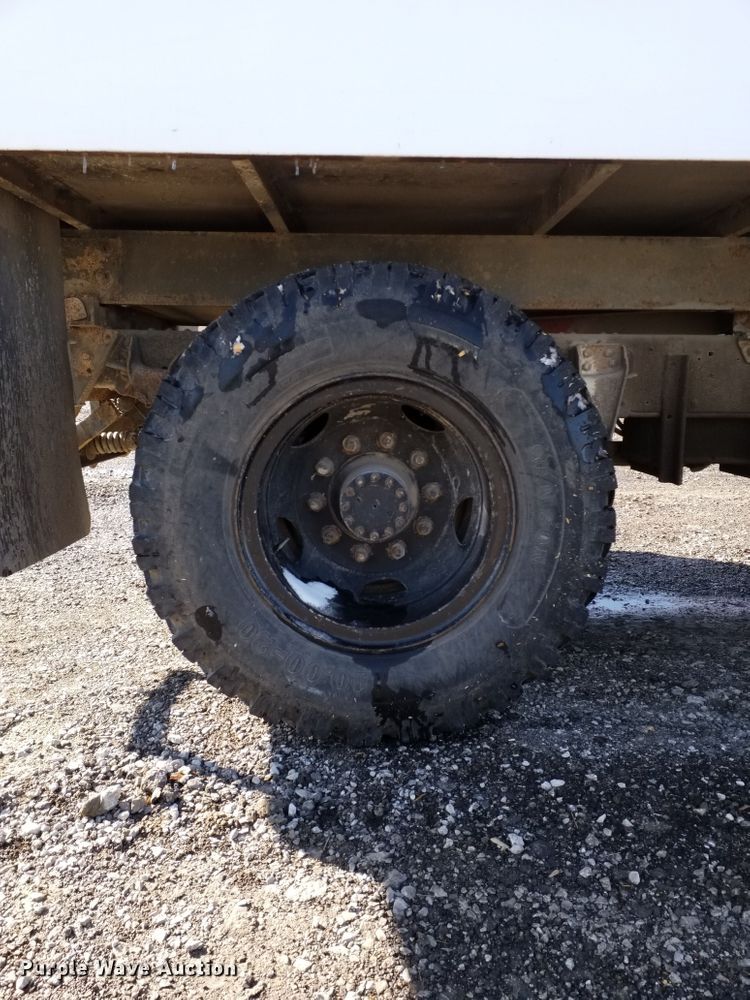 image for item GJ9173 1986 GMC 7000 chipper truck