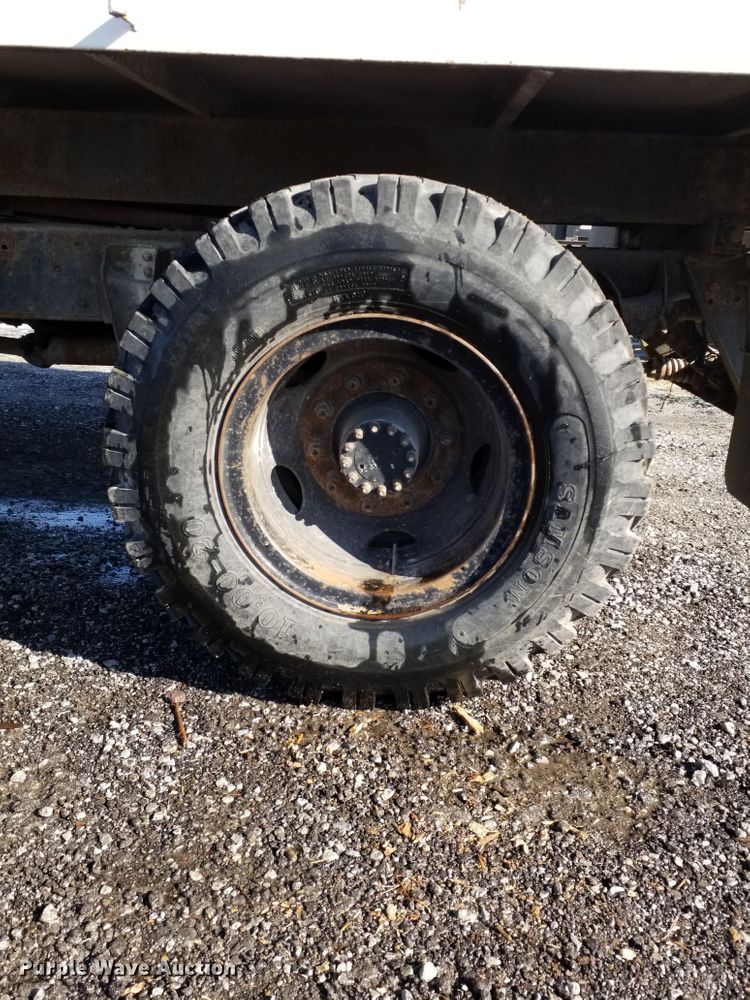 image for item GJ9173 1986 GMC 7000 chipper truck