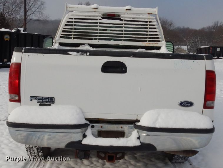 image for item DE4200 2003 Ford F250 Super Duty XL pickup truck