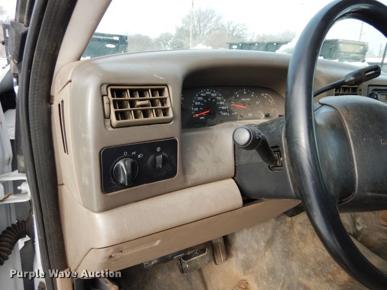 image for item DE4200 2003 Ford F250 Super Duty XL pickup truck
