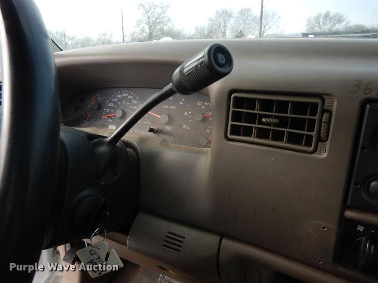 image for item DE4200 2003 Ford F250 Super Duty XL pickup truck