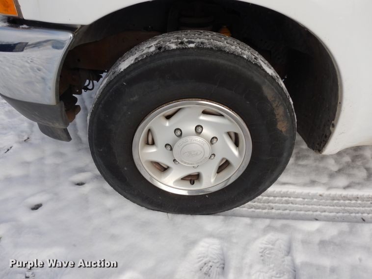 image for item DE4200 2003 Ford F250 Super Duty XL pickup truck