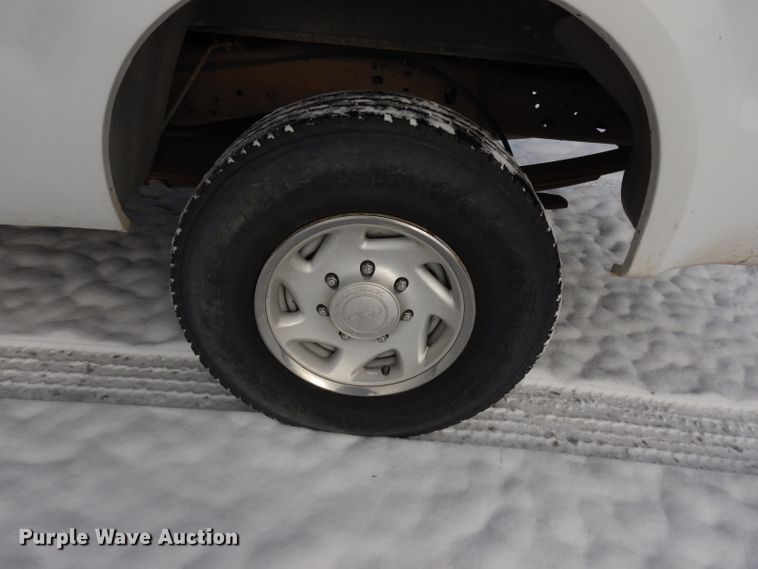 image for item DE4200 2003 Ford F250 Super Duty XL pickup truck