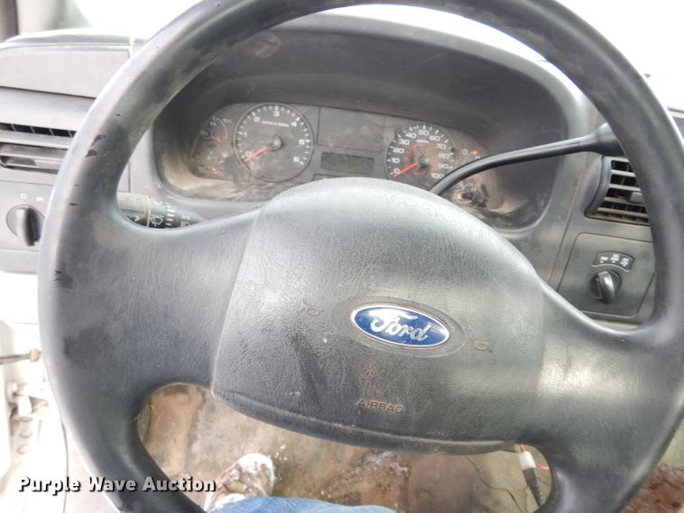 image for item DE4201 2005 Ford F250 Super Duty XL pickup truck