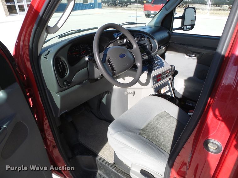 image for item DG0404 2005 Ford E450 ambulance