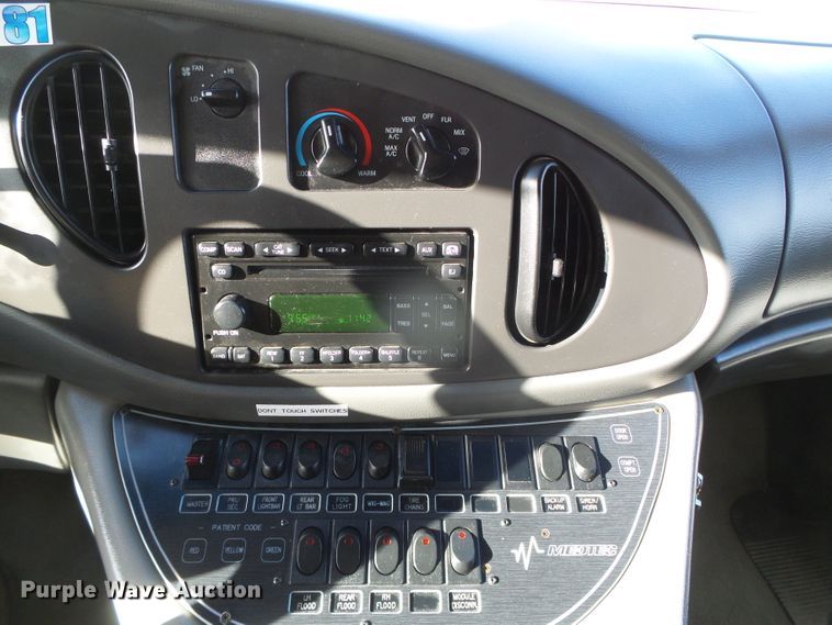 image for item DG0404 2005 Ford E450 ambulance