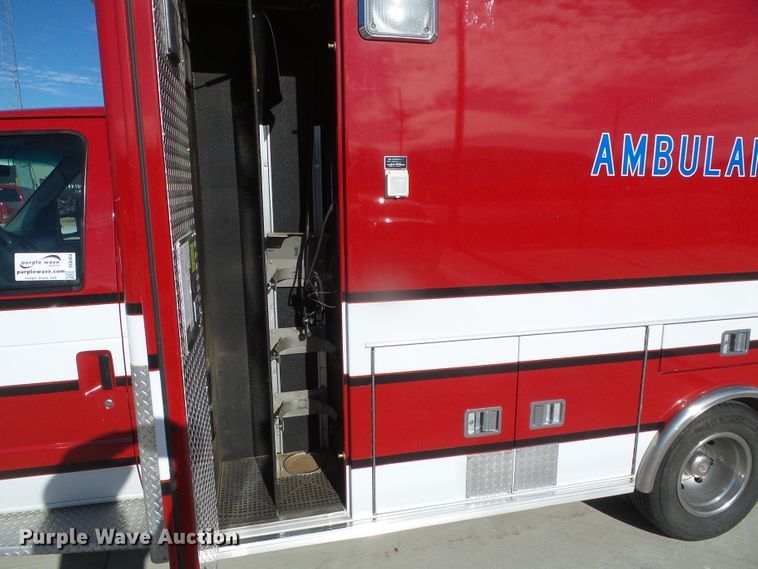 image for item DG0404 2005 Ford E450 ambulance