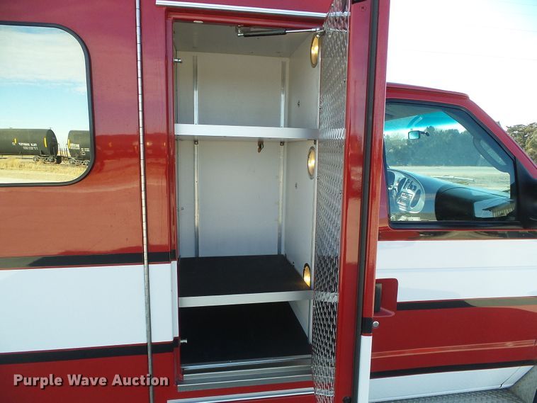 image for item DG0404 2005 Ford E450 ambulance