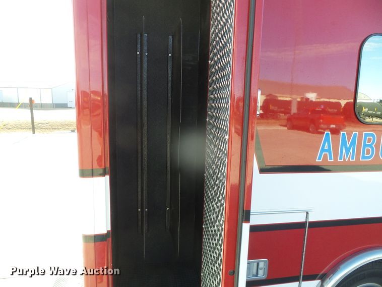 image for item DG0404 2005 Ford E450 ambulance