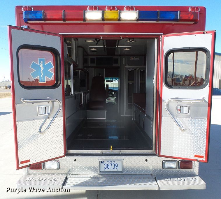 image for item DG0404 2005 Ford E450 ambulance