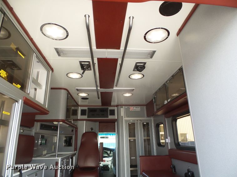 image for item DG0404 2005 Ford E450 ambulance