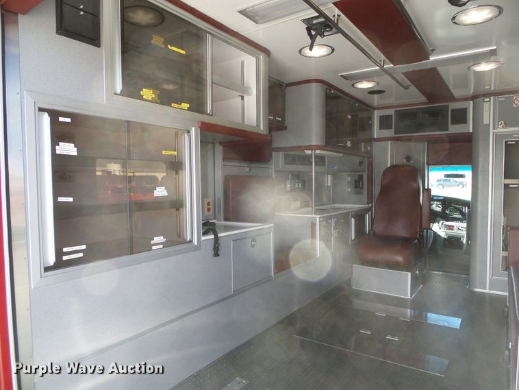 image for item DG0404 2005 Ford E450 ambulance