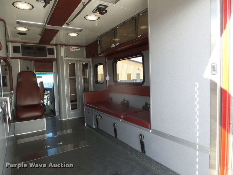 image for item DG0404 2005 Ford E450 ambulance