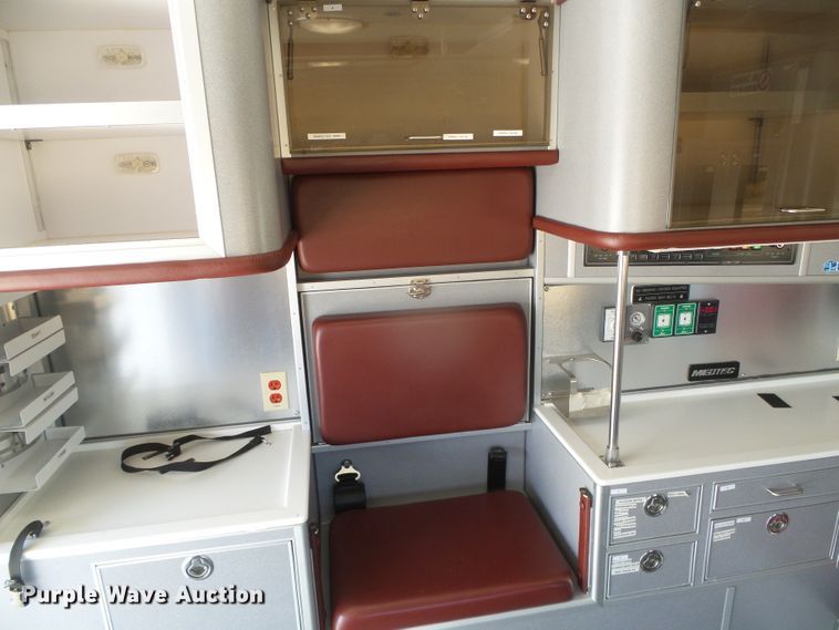 image for item DG0404 2005 Ford E450 ambulance