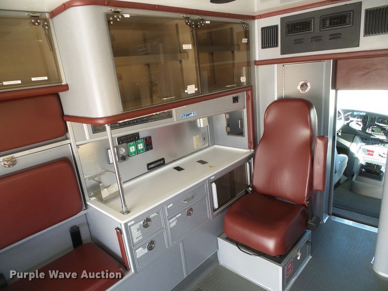 image for item DG0404 2005 Ford E450 ambulance