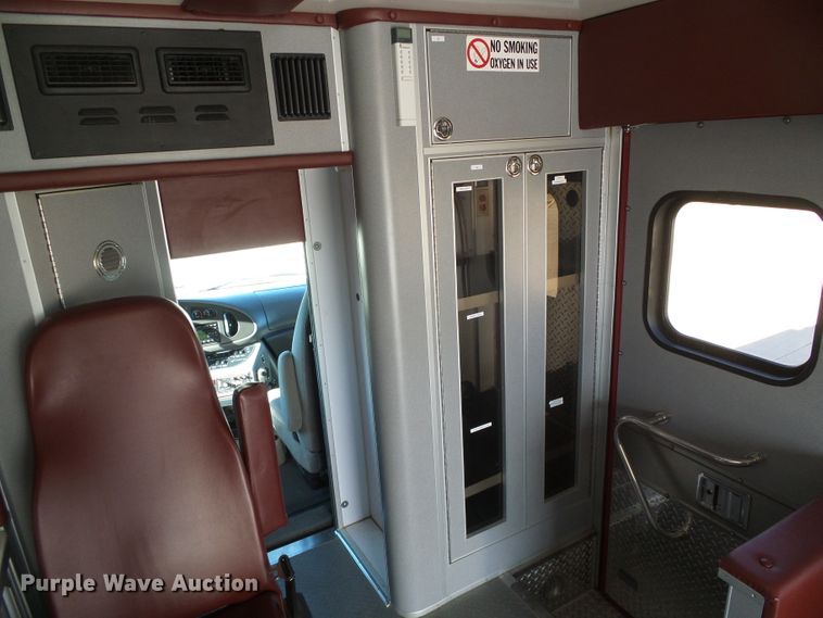 image for item DG0404 2005 Ford E450 ambulance