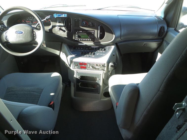 image for item DG0404 2005 Ford E450 ambulance