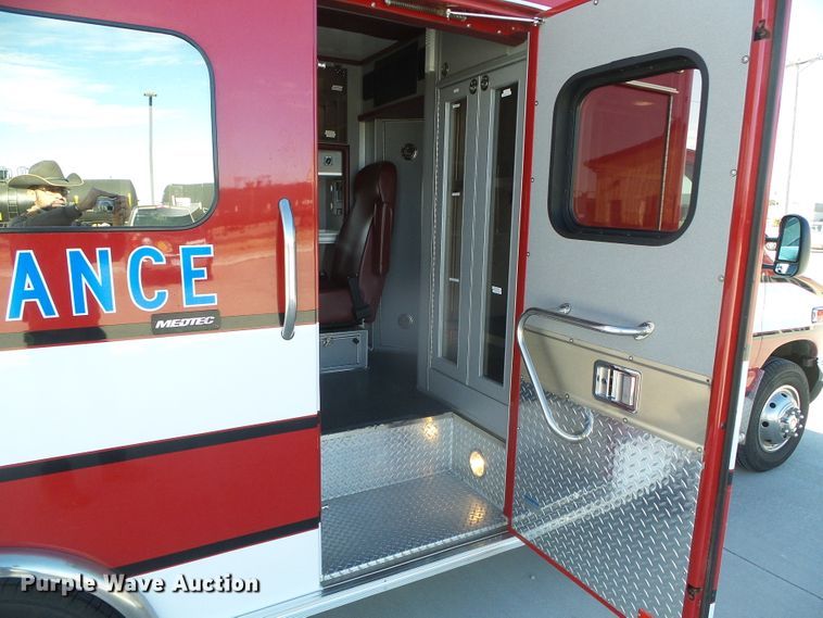 image for item DG0404 2005 Ford E450 ambulance