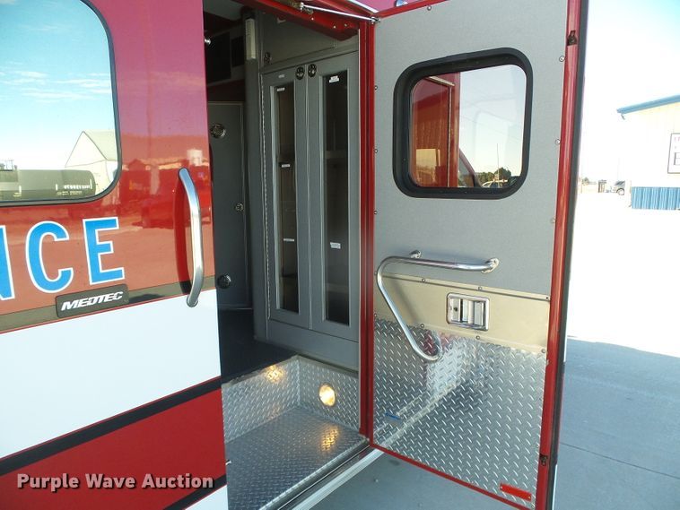 image for item DG0404 2005 Ford E450 ambulance